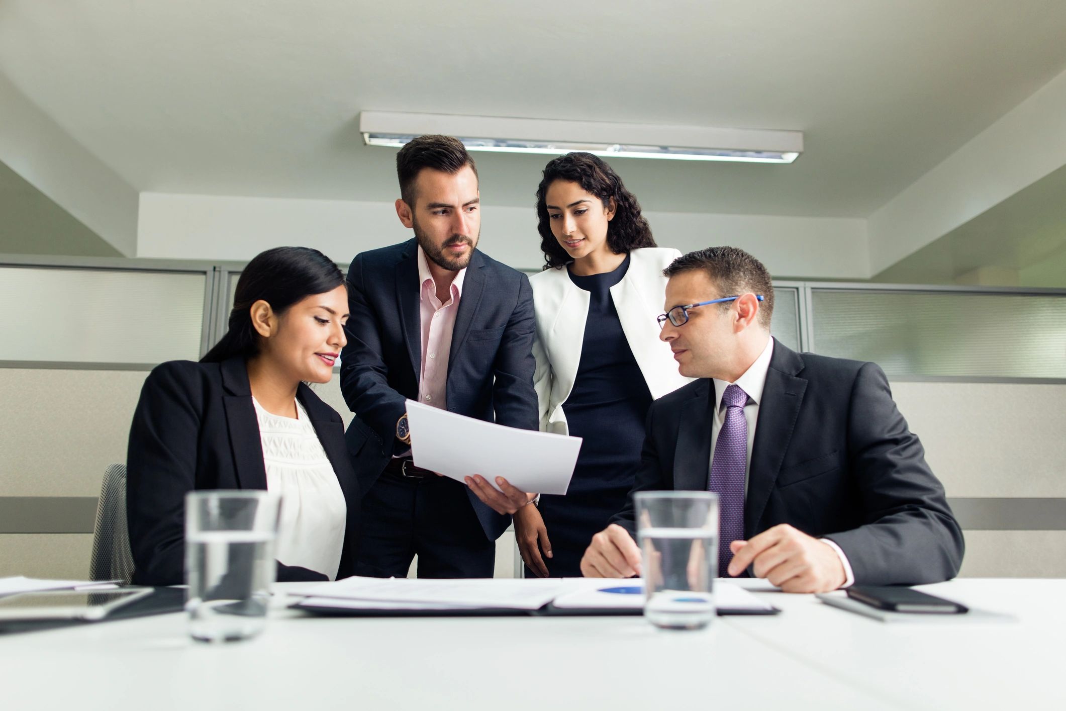 Equipo ejecutivo revisando estrategia logística