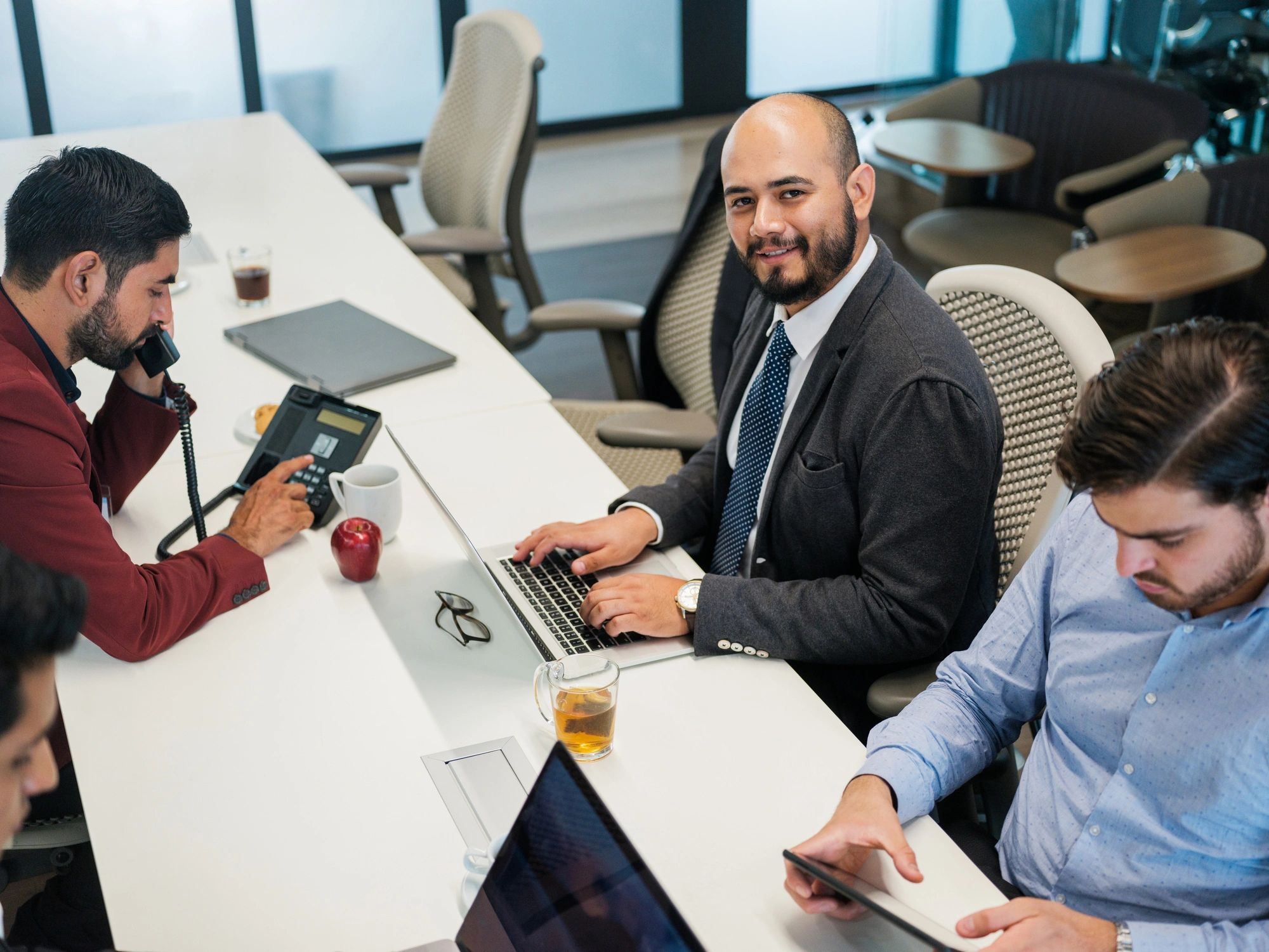 Profesional de CT-LOG en entorno corporativo