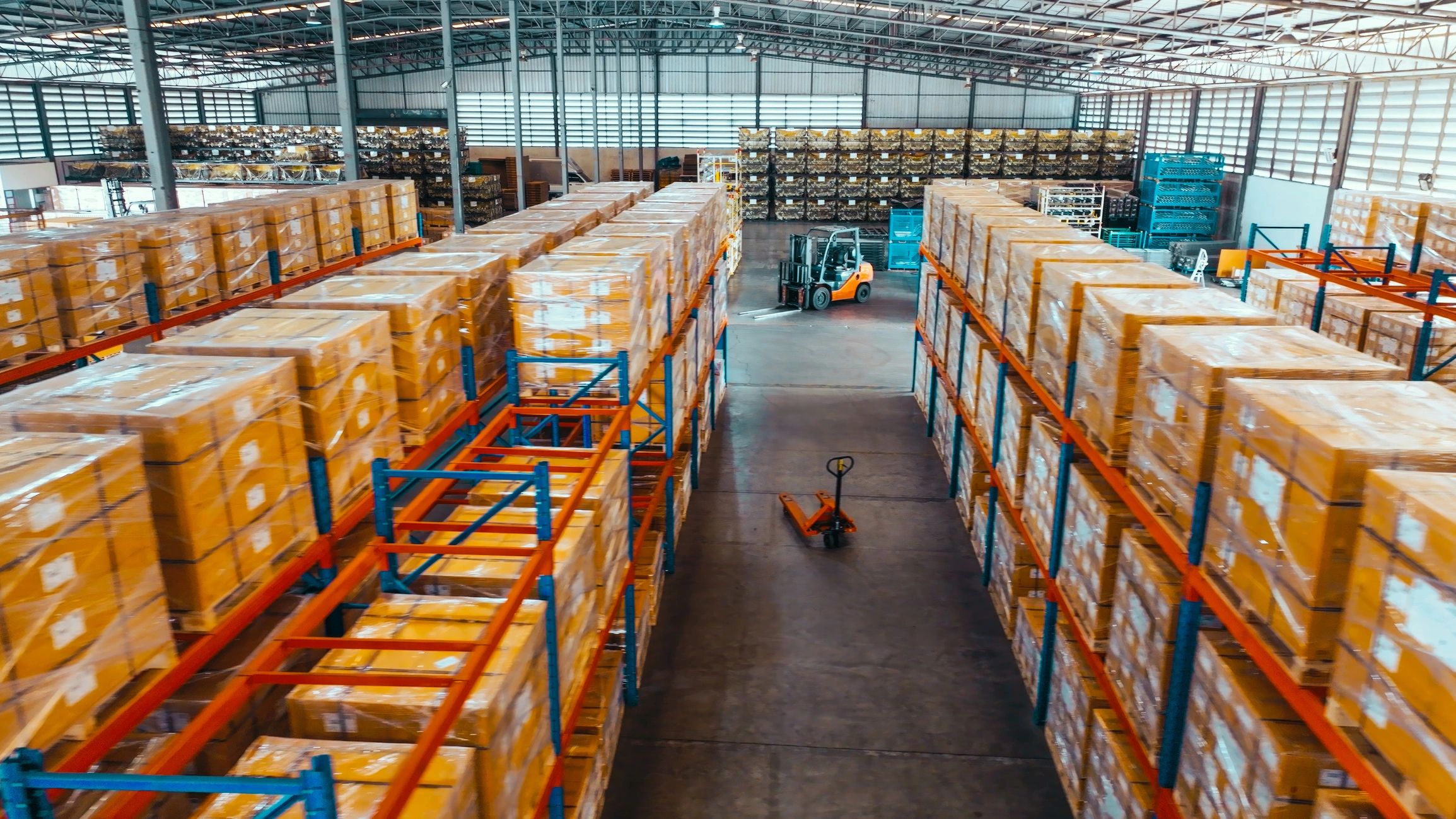 Mercancía almacenada en racks dentro de nave industrial