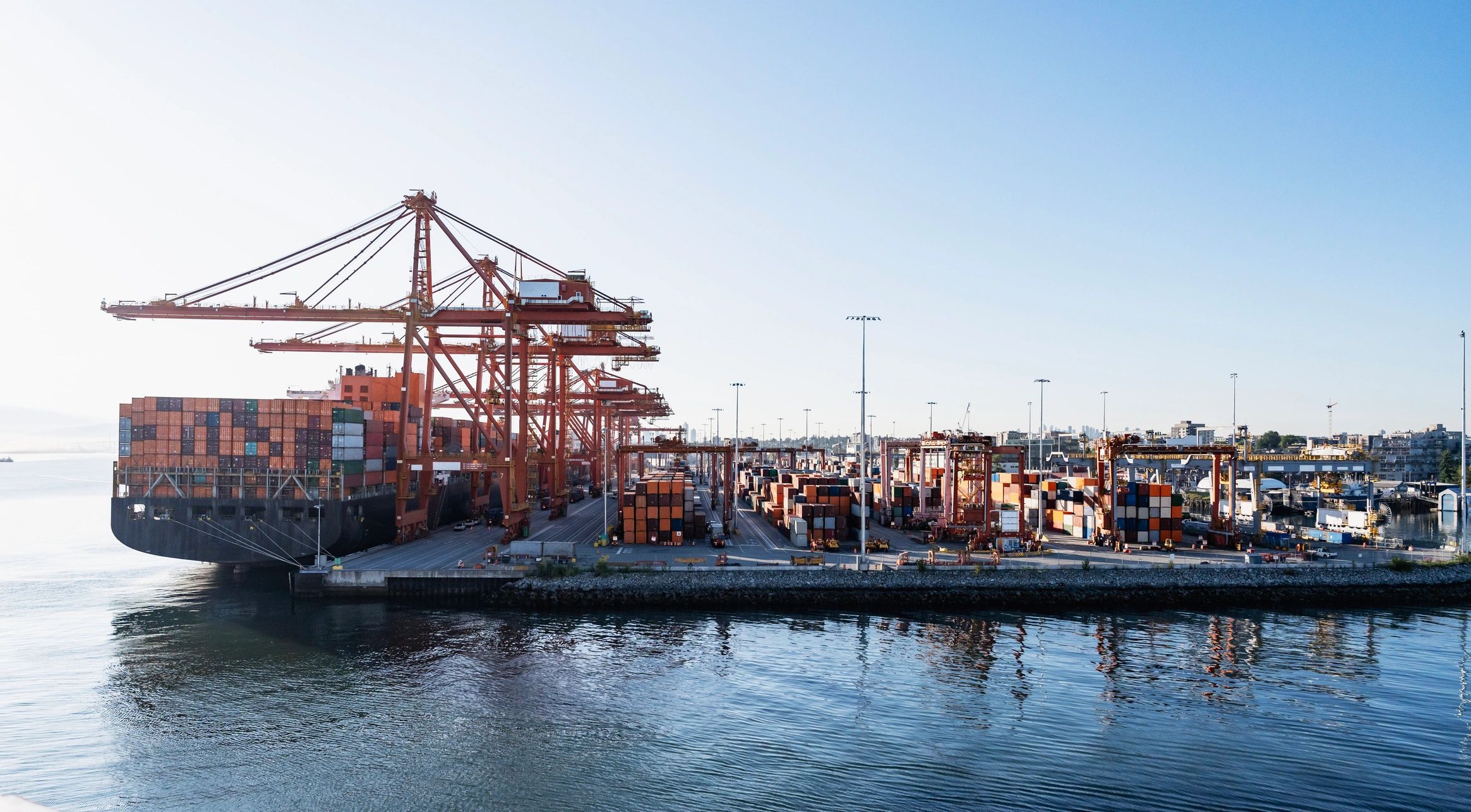 Puerto de contenedores con operación de carga internacional