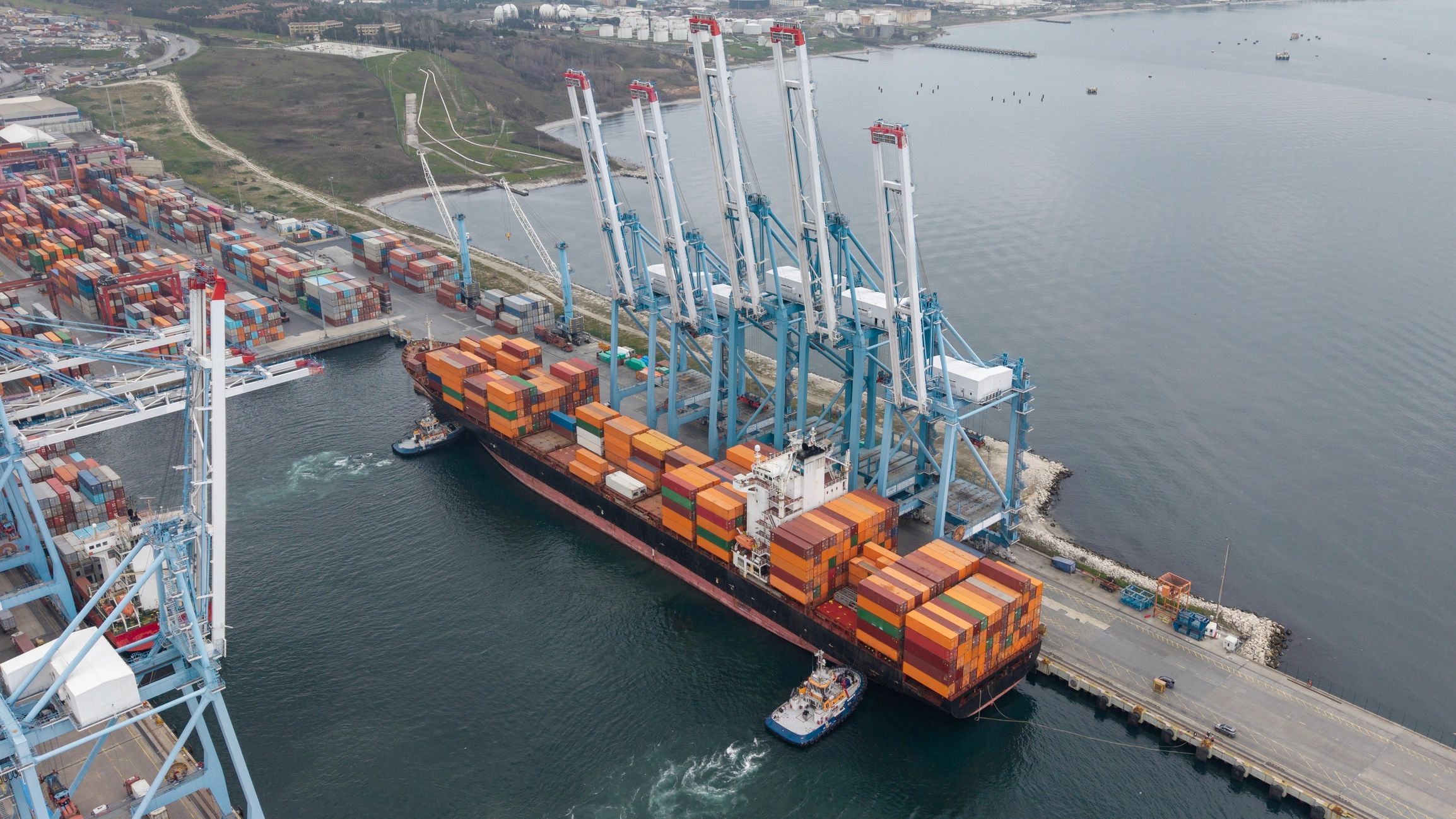 Operación portuaria con contenedores para comercio internacional